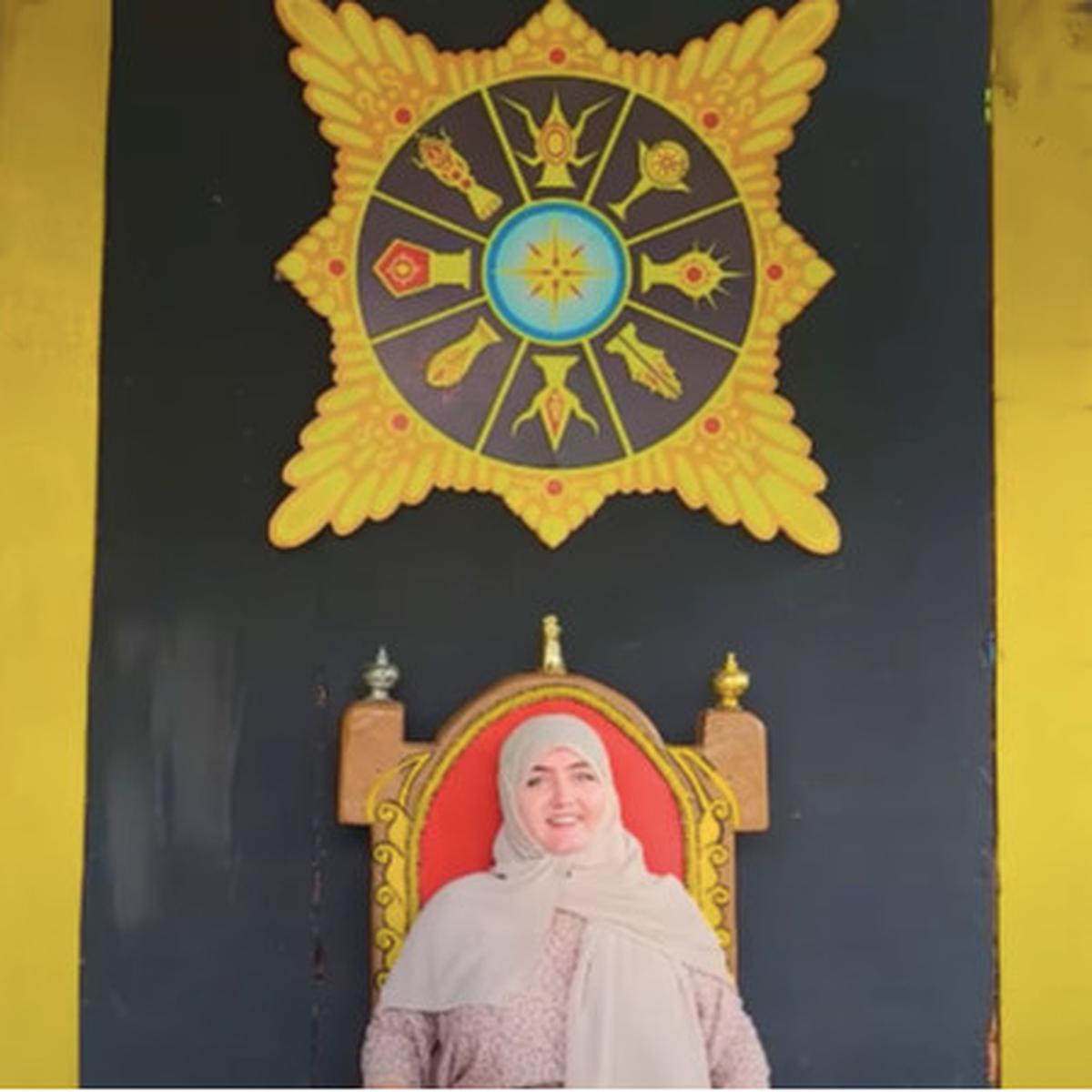 bule mencoba rawon