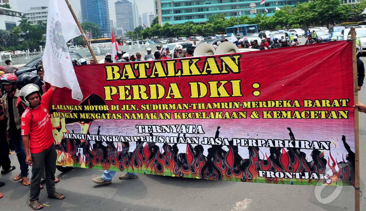 Para pengendara motor saat menutup jalan MH Thamrin, Jakarta, Minggu (22/12/2014). (Liputan6.com/Johan Tallo)