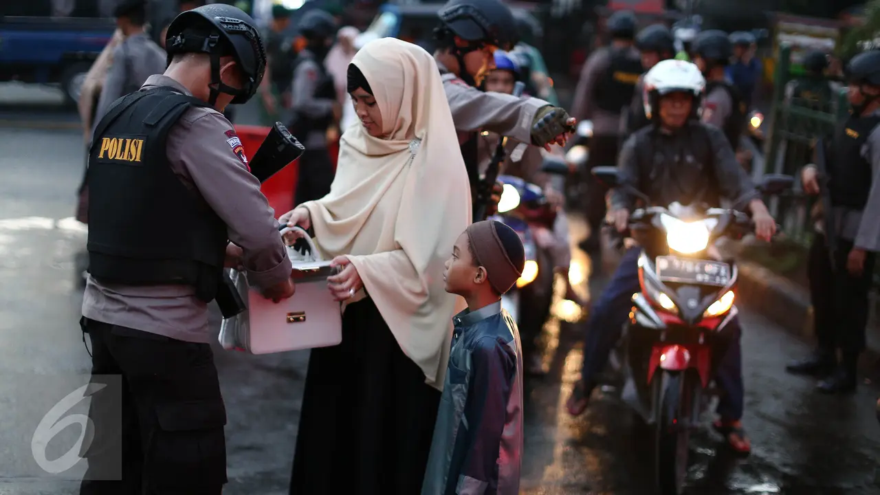 20160607-Amankan Salat Ied, Pasukan Bersenjata Lengkap 'Kepung' Masjid Istiqlal-Jakarta