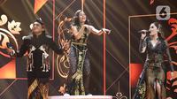 Penampilan penyanyi campursari Didi Kempot (kiri) bersama Nella Kharisma (kanan) dan Sintya Marisca dalam Shopee 12.12 Birthday Sale di kawasan Kebon Jeruk, Jakarta, Kamis (12/12/2019). Didi Kempot membawakan lagu Pamer Bojo, Sewu Kutho, Bayu Langit, dan lain-lain. (Fimela.com/Bambang E. Ros)