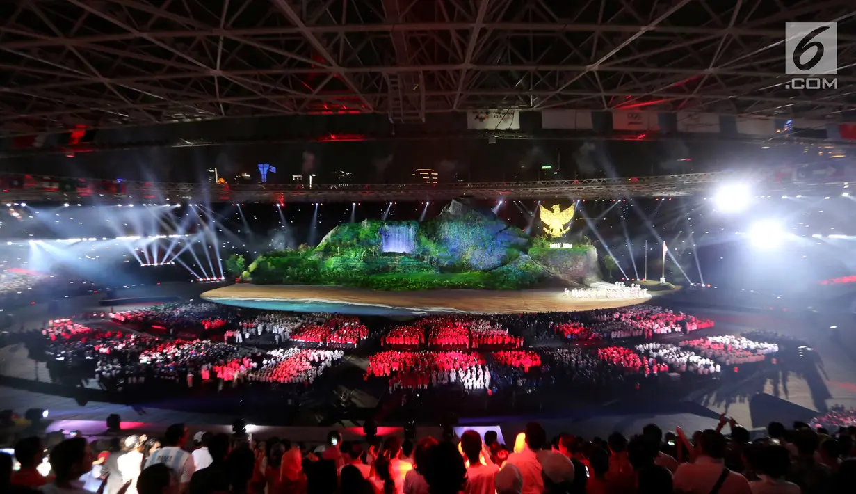 Suasana pengibaran bendera Merah Putih saat pembukaan Asian Games 2018 di Stadion Utama Gelora Bung Karno (SUGBK), Jakarta, Sabtu (18/8). Penyanyi Tulus memimpin penonton menyanyikan lagu kebangsaan "Indonesia Raya". (Liputan.com/Fery Pradolo)