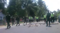 Warga memblokade jalan bagi warga desa lain yang ingin menghadiri sosialisasi pembangunan proyek bandara baru.