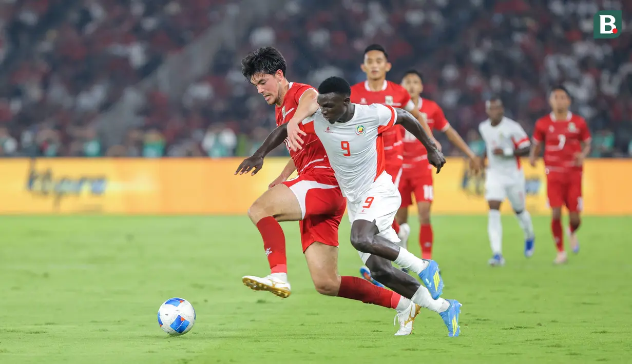 Pemain Timnas Indonesia, Elkan Baggot, berebut bola dengan pemain Mozambik, Alcídio Davide, pada FIFA Matchday di Stadion Utama Gelora Bung Karno (SUGBK), Jakarta, pada Selasa (9/6/2026). (Bola.com/Bagaskara Lazuardi)