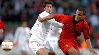 Pemain Turki, Zafer Biryol saat tampil melawan Belgia pada laga persahabatan, tahun 2004 lalu. (AFP)