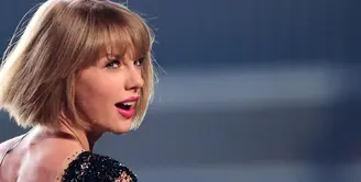 Bagi seorang selebriti, penggemar adalah salah satu komponen terpenting bagi kehidupannya. Maka dari itu, sang idola pun tak jarang bersikap kepada penggemar mereka. Seperti yang dilakukan Taylor Swift. (AFP/Robyn Beck)