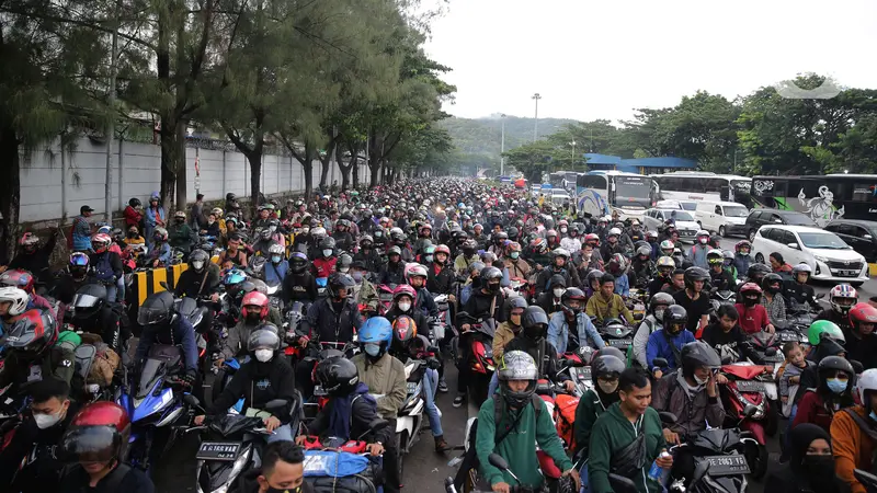 Ribuan Sepeda Motor Serbu Pelabuhan Merak