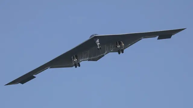 Sebuah pesawat pengebom B-2 Spirit tiba di Pangkalan Angkatan Udara Whiteman, Missouri, Amerika Serikat, Minggu, (22/6/2025).