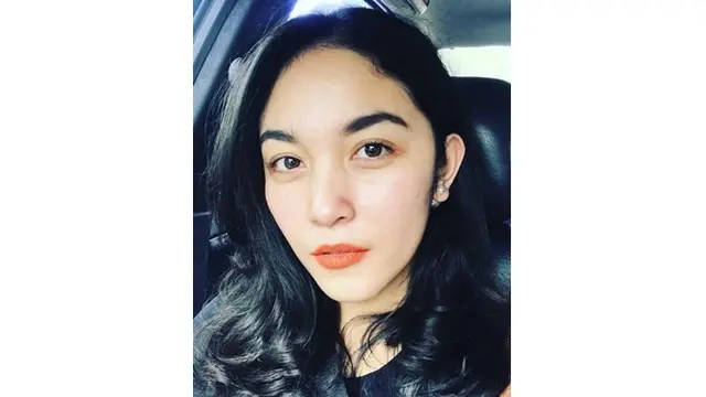 Kini penampilannya terlihat berbeda, namun ia terlihat makin cantik dan awet muda.