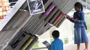 Sejumlah anak sedang membaca di perpustakaan mini 'Ayodya Script' di Taman Ayodya, Jaksel (22/12/2015). Dinas Pertamanan dan Pemakaman DKI Jakarta mengagendakan banyak kegiatan seni dan edukasi di setiap taman di Jakarta. (Liputan6.com/Helmi Afandi)