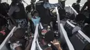 Migran Haiti naik perahu menuju Capurgana dekat perbatasan dengan Panama, di Necocli, Kolombia, Rabu (28/7/2021). Jumlah migran yang tiba di kotamadya Necocli telah membengkak dalam beberapa pekan terakhir. (AP Photo/Ivan Valencia)