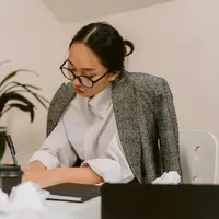 Melompat-lompat antara berbagai tugas secara perlahan akan menguras perhatian kita, membuat kita merasa kewalahan, tidak puas, dan kurang produktif. Hal ini juga berkontribusi pada budaya kesibukan, di mana kita tampak bekerja keras sepanjang hari, namun hasil yang nyata justru sangat sedikit. (Sumber: Pexels).