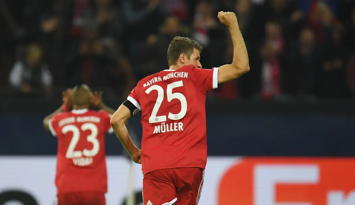 Striker Bayern Munchen, Thomas Mueller, melakukan selebrasi usai mengalahkan Schalke pada laga Bundesliga, di Stadion Veltins, Selasa (20/9/2017). Bayern Munchen menang 3-0 atas Schalke. (AFP/Patrik Stollarz)