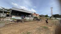 Renovasi Stadion Gelora Kie Raha, Ternate yang akan menjadi kandang Malut United di Liga 1 2024/2025 (Bola.com/Hery Kurniawan)