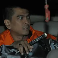 Ketua Komisi D DPRD DKI Jakarta dari partai Gerindra M Sanusi (kanan) saat masuk dalam mobil tahanan usai di periksa sebagai tersangka di KPK, Sabtu, dini hari (2/4). (Liputan6.com/Helmi Afandi)