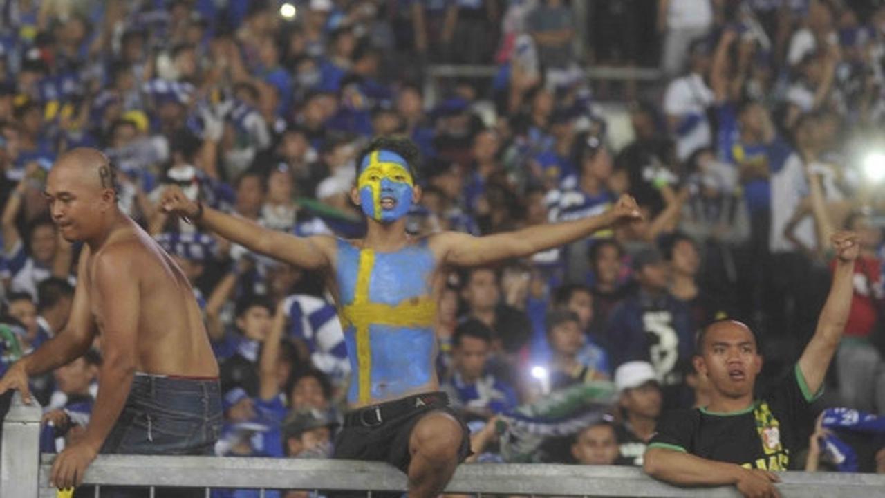 Aksi puluhan ribu Bobotoh birukan Gelora Bung Karno
