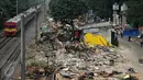 Kondisi kawasan bantaran rel di di Jalan Rawajati Barat, Jakarta, Jumat (2/9). Pasca penggusuran pemukiman bantaran rel kereta kawasan Rawajati, sejumlah warga masih memilih bertahan tinggal di lokasi. (Liputan6.com/Helmi Fithriansyah)