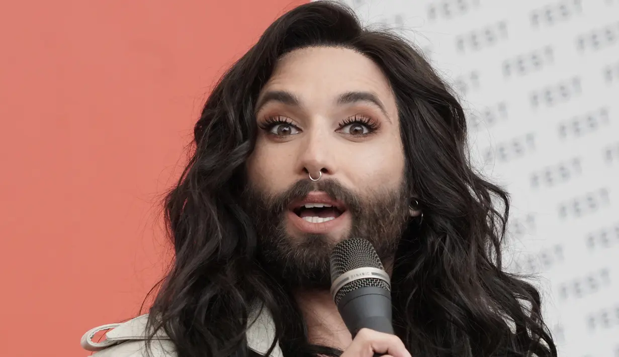Dalam caption di Instagram menggunakan bahasa Austria, Conchita Wurst mengakui dirinya mengidap HIV. Awalnya, Conchita mengaku ingin menyembunyikan fakta itu tapi mantan pacarnya mengancam akan menyebarkan soal ini. (JOE KLAMAR/AFP)