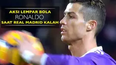 Berita video aksi Cristiano Ronaldo lempar bola ke pemain Sevilla, Vitolo, saat Real Madrid kalah 1-2, Minggu (15/1/2017).