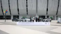 Presiden Direktur Hyundai, Woojune Cha (tengah kiri) memberikan kunci kepada Direktur Kompetisi Usia Muda FIFA, Roberto Grassi (tengah kanan) bersama Wakil Ketua Umum PSSI, Ratu Tisha (kanan) dan COO Hyundai Motors Indonesia, Franciscus Soerjopranoto saat Official Car Handover Ceremony FIFA U-17 World Cup Indonesia di Jakarta International Stadium (JIS), Jakarta, Selasa (07/11/2023). Sebanyak 148 mobil Hyundai dari berbagai jenis diserahkan untuk kendaraan ofisial FIFA selama Piala Dunia U-17 2023. (Bola.com/Bagaskara Lazuardi)