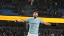 Gaya Sergio Aguero usai mencetak gol kelima bagi Manchester City saat melawan Leicester City di Stadion Etihad, Manchester, Inggris, Sabtu (10/2). Manchester City menang 5-1 atas Leicester City. (AP Photo/Rui Vieira)