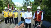 Presiden Joko Widodo (Jokowi) memantau pembangunan infrastruktur konektivitas antar wilayah di Pulau Nias. (Dok Kementerian PUPR)