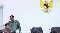 Menkopolhukam Wiranto (kiri) bersalaman dengan Menko Kemaritiman Luhut Binsar Pandjaitan saat menghadiri Sidang Paripurna Dewan Energi Nasional (DEN) di Kantor Presiden, Kompleks Istana Kepresidenan, Jakarta, Kamis (5/1). (Liputan6.com/Faizal Fanani)