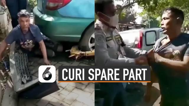 Aksi nekat dilakukan oleh seorang pria mencuri spare part mobil yang sedang terparkir.