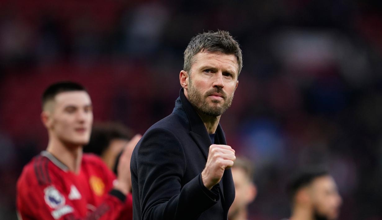 Selebrasi Michael Carrick usai membawa Manchester United meraih kemanangan dramatis atas Fulham 3-2 di Old Trafford, Minggu (1/2/2026) malam WIB. (AP Photo/Dave Thompson)