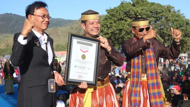 MURI mencatat, sebanyak 21.220 orang mengikuti tarian kolosal 'Ou Balumba' (memanggil ombak) yang digelar oleh Pemkab Dompu. (Foto: Liputan6.com/Miftahul Yani)