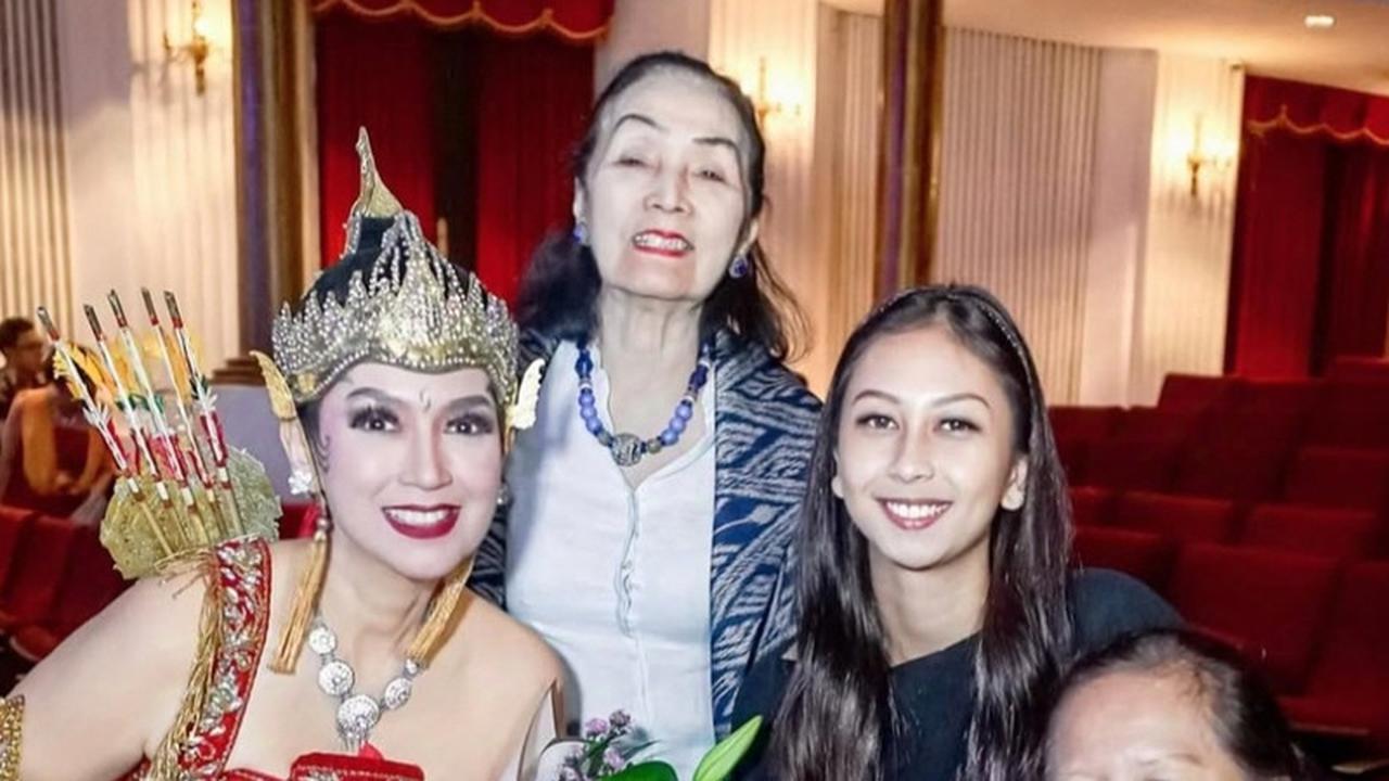 Potret Cantik & Awet Mudanya Ira Wibowo Tetap Menawan di Usia 57 Tahun, Anggun Bawakan Tarian Srikandi