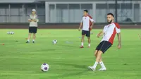 Pemain Timnas Indonesia, Calvin Verdonk saat sesi official training di Stadion Madya, Senayan, Jakarta, Senin (9/9/2024) jelang menghadapi Australia dalam laga kualifikasi Piala Dunia 2026 yang akan digelar Selasa (10/9/2024). (Bola.com/M Iqbal Ichsan)