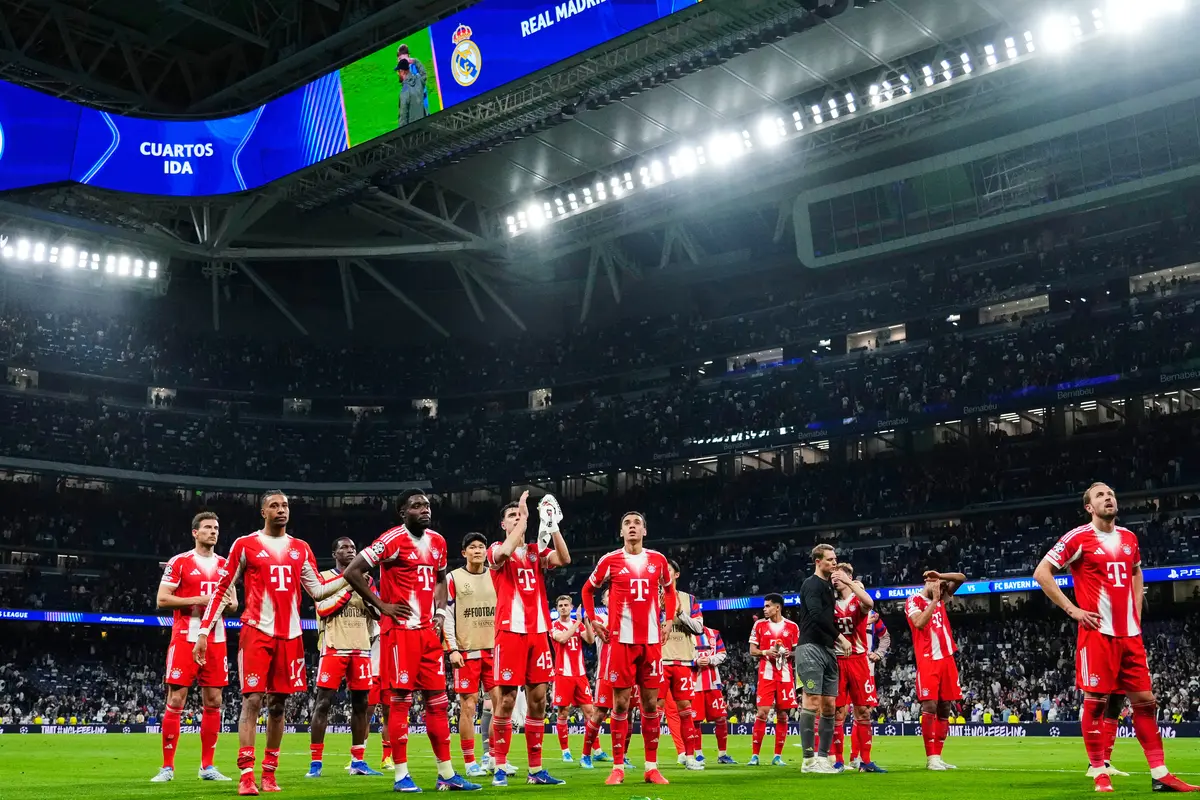 Para pemain Bayern Munchen menyapa suporter