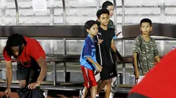 Fans cilik mencari pemain pemain Timnas Indonesia U-19 yang akan diajak berfoto usai melakukan latihan jelang Piala AFF U-19 2022 di Stadion Madya, Jakarta, Selasa (21/6/2022). (Bola.com/M Iqbal Ichsan)