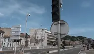 Lampu lalu lintas mati saat listrik padam di Cannes, Prancis selatan, Sabtu, 24 Mei 2025. (AP/Lewis Joly)