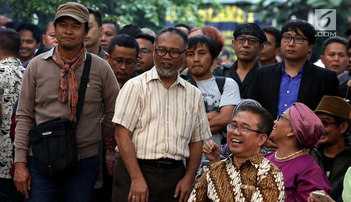 Bambang Wijayanto bersama Aktivis, Tokoh Agama, dan Masyarakat berkumpul di Pelataran Lembaga Bantuan Hukum (LBH) Jakarta untuk melakuan Doa Bersama serta Deklarasi "LBH Rumah Kita", Senin (25/9). (Liputan6.com/JohanTallo)
