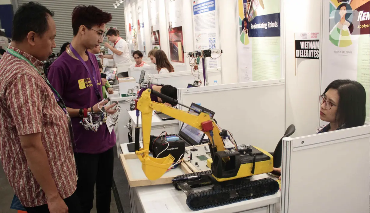 Pengunjung mengamati karya sains dan riset para peneliti maupun inovator di Indonesia Science Expo 2019, ICE BSD, Tangerang, Kamis (24/10/2019). Ajang kelima yang digelar oleh LIPI menampilkan 150 proyek penelitian dari 11 negara partisipan dan berlangsung hingga 26 Oktober. (merdeka.com/Arie Basuki