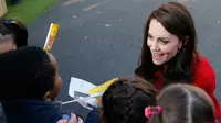 Kate Middleton berbincang dengan anak-anak yang hadir di acara amal yang diselenggarakan oleh Place2Be di Sekolah Dasar Mitchell Brook, Inggris, Senin (6/2). Acara amal ini digelar untuk memperingati pekan Kesehatan Mental Anak. (AP PHOTO)