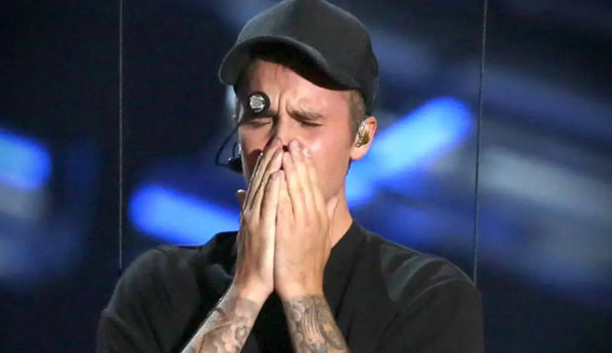 Justin Bieber memang terkenal sering berlaku jahat pada fans di masa lalu. Ia bahkan pernah meludahi penggemarnya. (gregcantyfuzion)