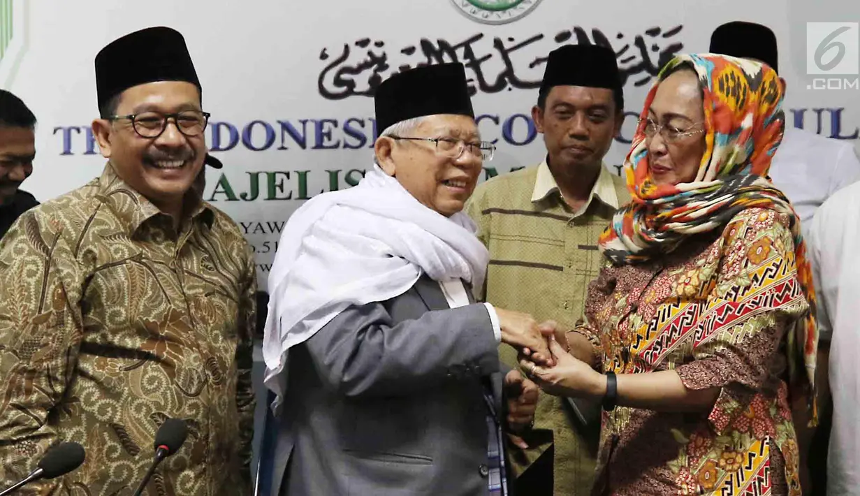 Budayawati Sukmawati Soekarnoputri bersalaman dengan Ketua MUI KH Ma'ruf Amin usai pertemuan di Jakarta, Kamis (5/4). Usai pertemuan tersebut MUI telah mendapatkan klarifikasi perihal puisi yang di bacakan Sukmawati. (Liputan6.com/Angga Yuniar)