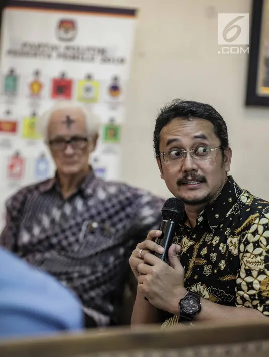 Peneliti Senior Network For Democracy and Electoral Integrity, Ferry Kurnia Rizkiyansyah saat menjadi narasumber diskusi di Media Center KPU RI, Jakarta, Rabu (6/3). Diskusi bertemakan 'tantangan mewujudkan pemilu damai'. (Liputan6.com/Faizal Fanani)
