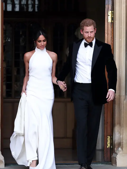 Masih di hari pernkahannya, Megha Markle tampil manis dengan gaun putihnya, ya! (REX/SHUTTERSTOCK/HollywoodLife)