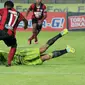 Kiper M.Natshir tampil gemiang saat Persib Bandung melawan Persipura pada laga Torabika SC 2016 di Stadion Si Jalak Harupat, Bandung, (12/11/2016). (Bola.com/Nicklas Hanoatubun)