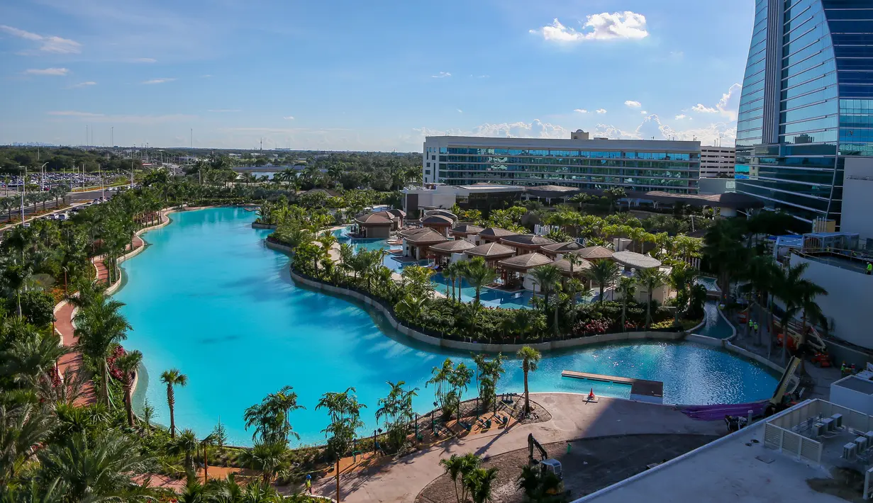 Tampilan bangunan Seminole Hard Rock Hotel & Casino yang menyerupai gitar di Hollywood, Florida, Amerika Serikat, Selasa (22/10/2019). Seminole Hard Rock Hotel & Casino memiliki 638 yang terdiri dari 36 lantai. (Zak BENNETT/AFP)
