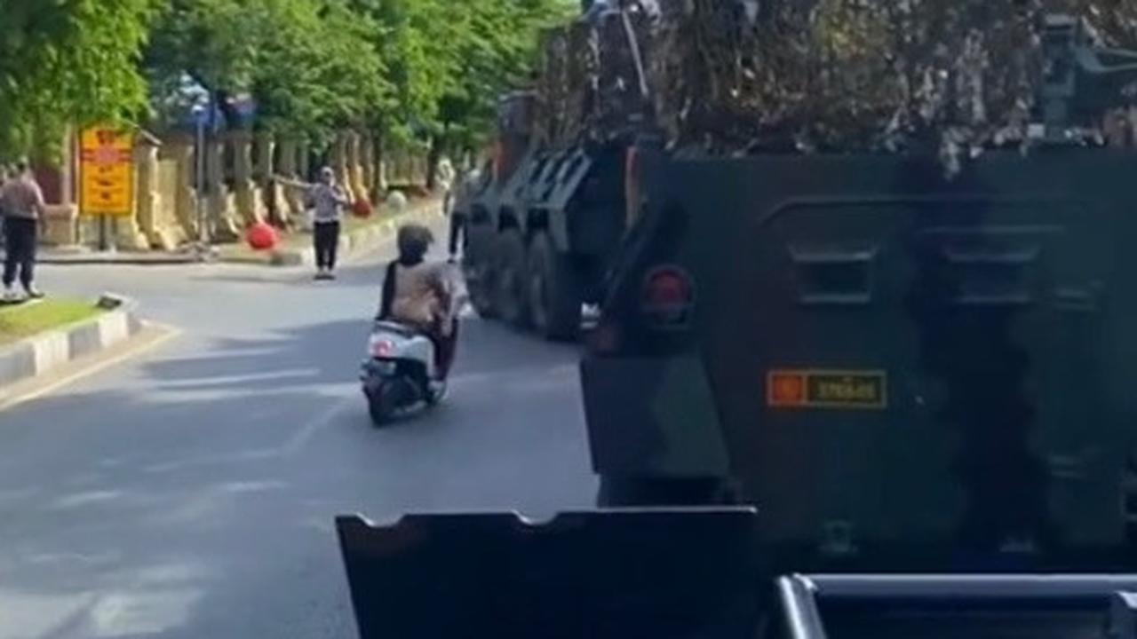 Viral Emak-Emak Terobos Iring-Iringan TNI-Polri di Aceh, Warganet: Ras Terkuat di Bumi Mau Lewat