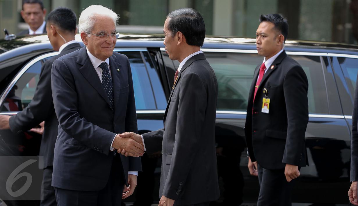 Presiden Jokowi saat menyambut kedatangan Presiden Italia Sergio Mattarela di Istana Merdeka, Jakarta, (9/11/2015). Kunjungan Presiden Mattarella itu adalah untuk meningkatkan kerja sama ekonomi antara Indonesia dan Italia. (Liputan6.com/Faizal Fanani)