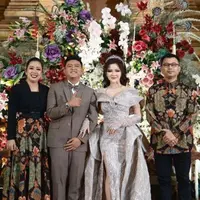 Digelar dua sesi, pada sesi pertama mereka tampil kompak mengenakan pakaian adat. [Instagram/sayfudinsay]