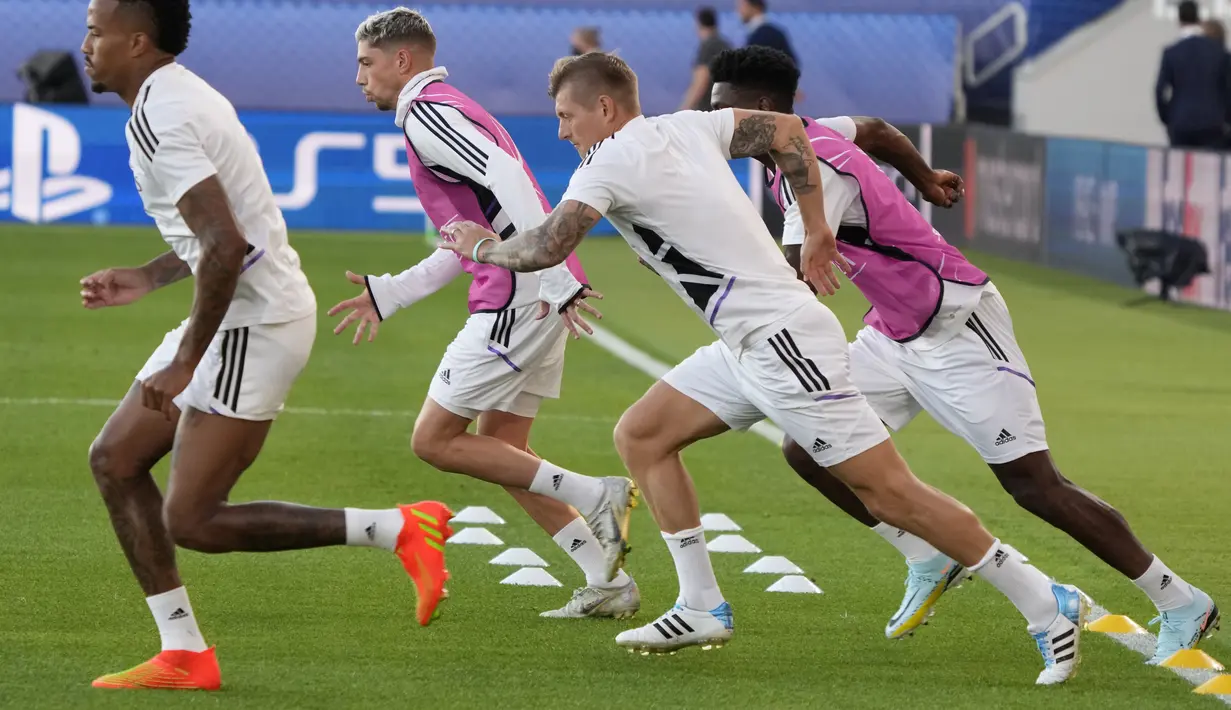 Gelandang Real Madrid, Toni Kroos bersama rekan setimnya melakukan pemanasan saat mengikuti sesi latihan di Stadion Olimpiade Helsinki, Finlandia (9/8/2022). Real Madrid akan bertanding melawan Eintracht Frankfurt pada Piala Super Eropa 2022. (AP Photo/Sergei Grits)