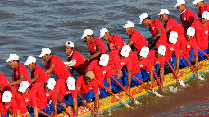 Para peserta Kamboja mendayung perahu naga mereka selama gladi resik untuk Festival Air tahunan di sungai Tonle Sap di Phnom Penh (21/11). (AFP Photo/Tang Chhin Sothy)
