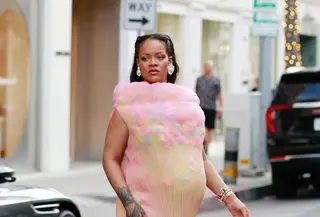 Gaya maternity Rihanna di Los Angeles. [X/Metgalacarves].