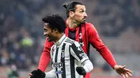 Ekspresi Zlatan Ibrahimovic Juan Cuadrado dalam duel AC Milan Vs Juventus pada pekan ke-23 Liga Italia 2021/2022 di San Siro, Senin (24/1/2022). (AFP Alberto Pizolli)